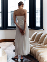 Einfarbiges, plissiertes, trägerloses Kleid mit Schlitz